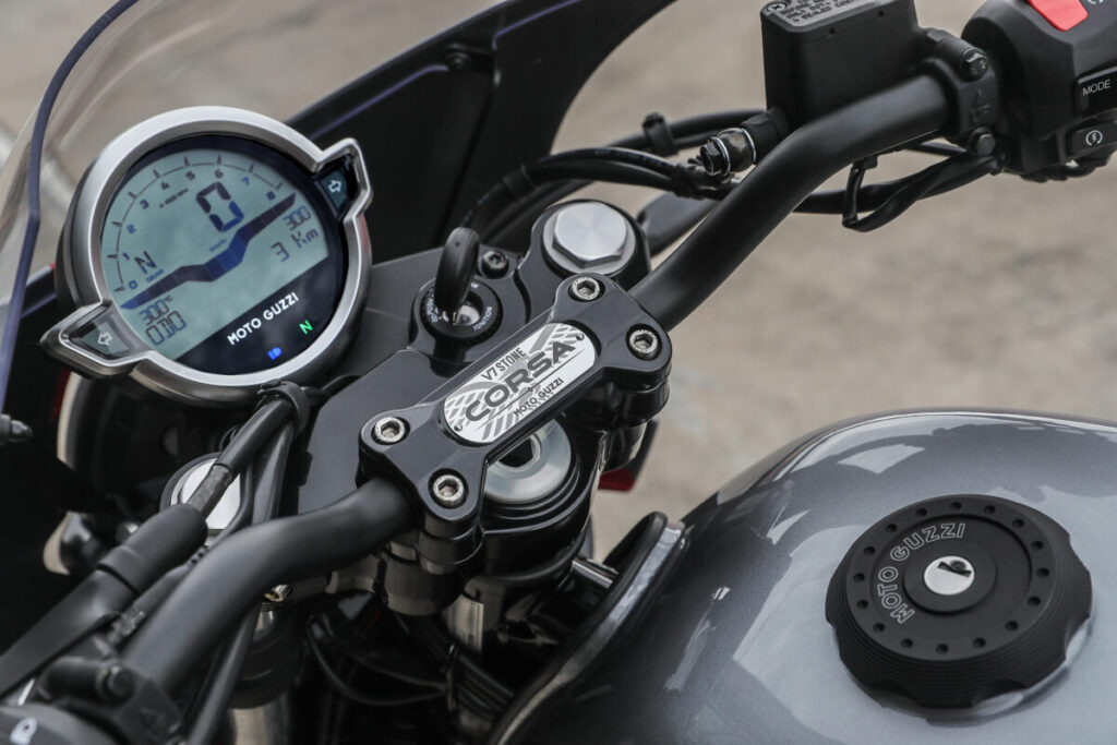 Moto Guzzi V7 Stone Corsa 2024 placa e1694994602606