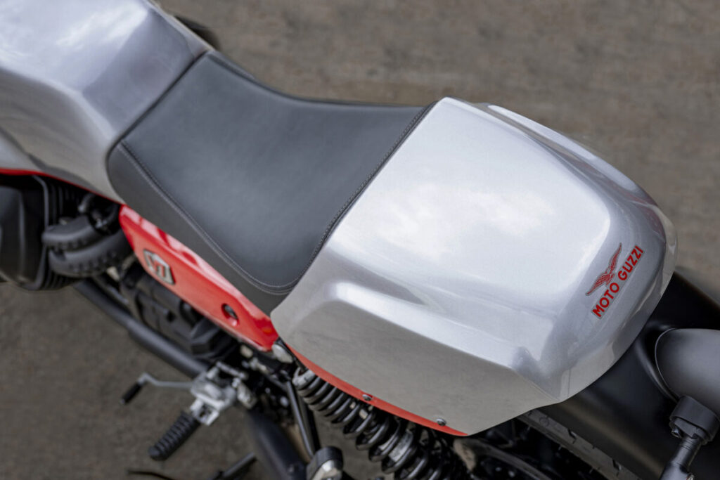Moto Guzzi V7 Stone Corsa 2024 tapa asiento e1694994163422