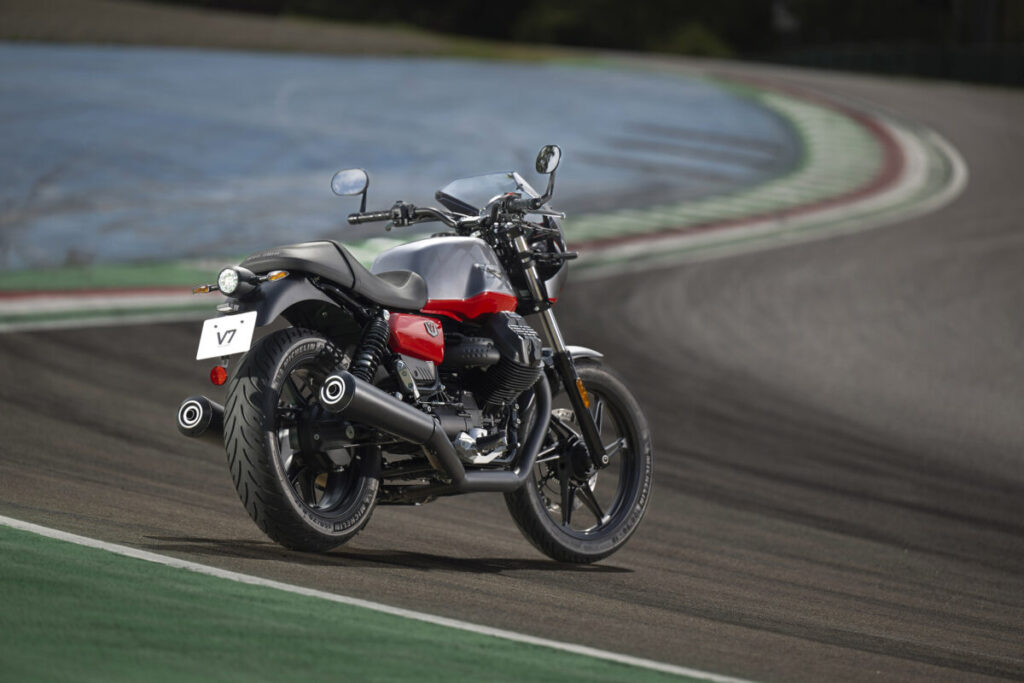 Moto Guzzi V7 Stone Corsa 2024 trasera e1694995160631