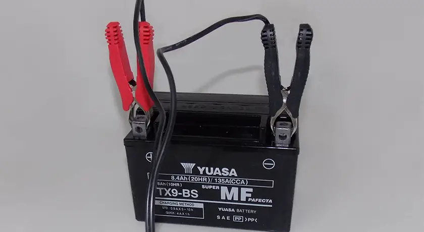 Guide étape par étape : Comment changer la batterie d'une moto