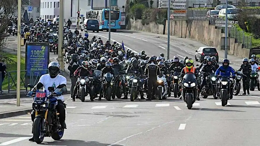french motorcyclists protest lane splitting ban feb 2021