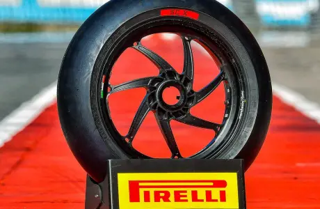 Premier test des motos 2 et motos 3 avec Pirelli
