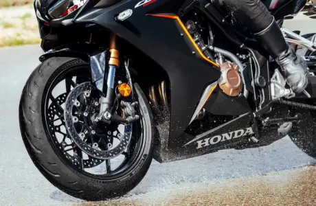 Trois nouveaux pneus Michelin: Power 6, Power GP 2 et Anakee Road