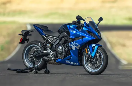 La Suzuki GSX-8R arrive en 2024