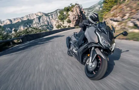 Le Kymco AK550 Premium, plus sûr désormais avec Komobi