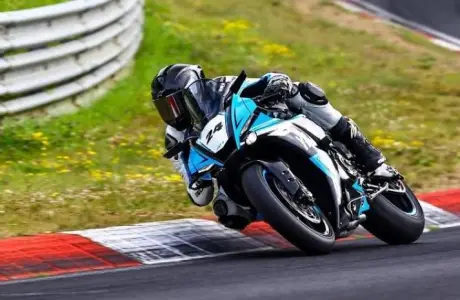 Yamaha R1 à 9 secondes du record du Nürburgring